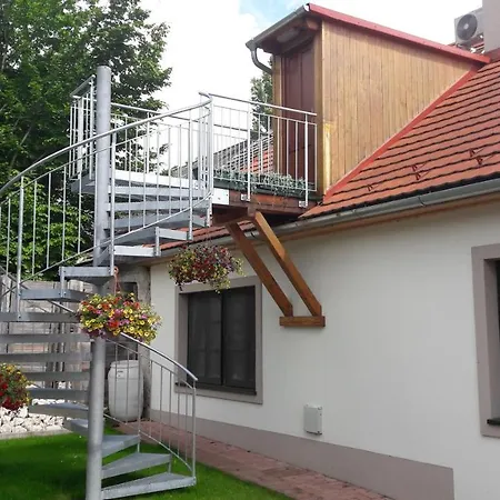 דירה Tuendergyoengye Apartmanhaz זירץ