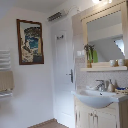 Tuendergyoengye Apartmanhaz זירץ