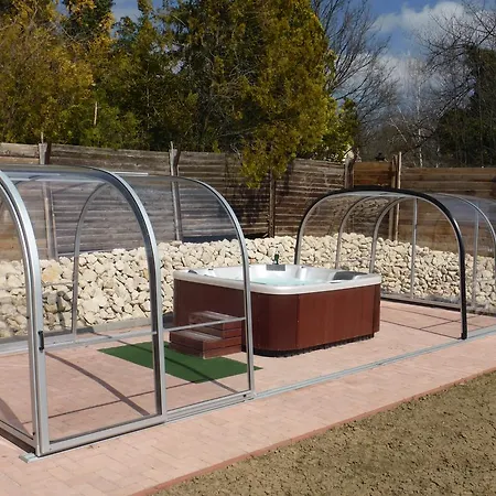 Tuendergyoengye Apartmanhaz זירץ