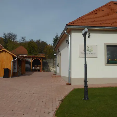 דירה Tuendergyoengye Apartmanhaz זירץ