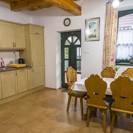 Tuendergyoengye Apartmanhaz זירץ